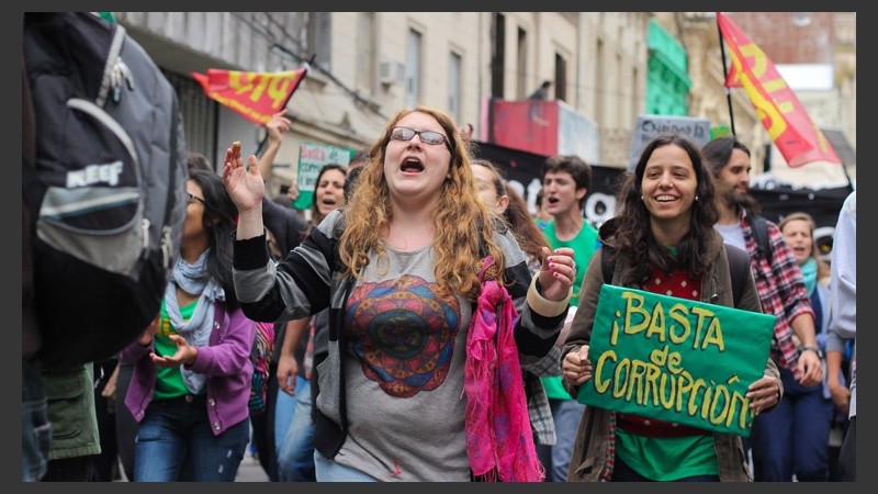 Cánticos y muchos carteles para reclamar por las calles rosarinas. (Alan Monzón/Rosario3.com)