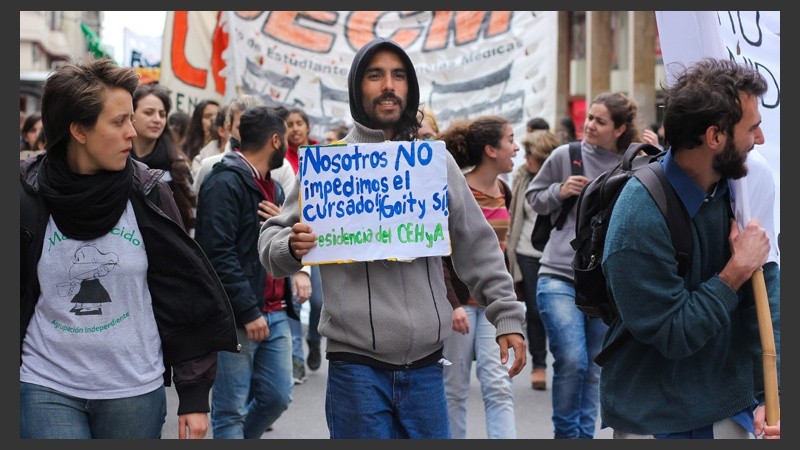 También se pidió por la renuncia de José Goity, decano de la Facultad de Humanidades y Artes. (Alan Monzón/Rosario3.com)