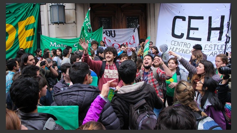 Allí siguieron los cánticos en un edificio que permaneció cerrado.  (Alan Monzón/Rosario3.com)