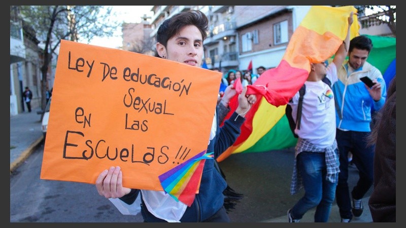 Uno de los carteles visto durante la marcha este sábado. (Alan Monzón/Rosario3.com)