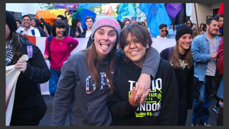 Dos chicas posan ante cámara durante la caminata organizada por la comunidad LGBT. (Alan Monzón/Rosario3.com)