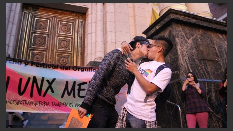Antes de llegar al Monumento, hubo besos frente a la Catedral de Rosario. (Alan Monzón/Rosario3.com)