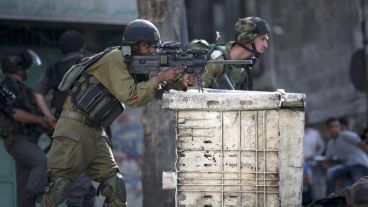 Policías de Israel durante el cruce tras las protestas de palestinos. (EFE)
