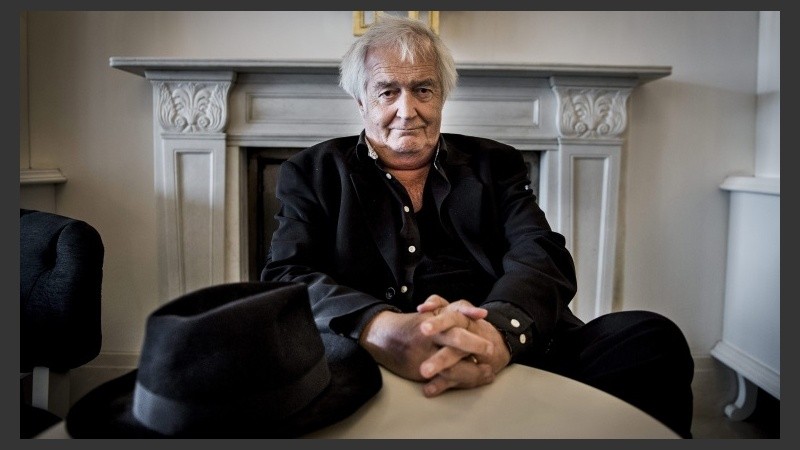 La integración de los inmigrantes, la violencia de género y una crítica a la sociedad contemporánea se filtran en sus narraciones. 