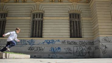 Cada vez son más los grafitis en la fachada de la Facultad de Derecho por calle Moreno. (Rosario3.com)
