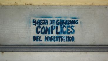 Un stencil plasmado en las paredes del  emblemático edificio. (Rosario3.com)