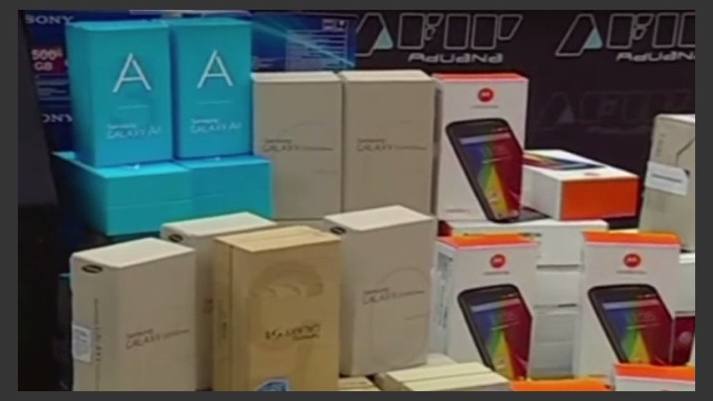 Entre los productos secuestrados se encontraban celulares de última generación.