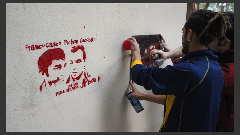 Distintas organizaciones y familiares de víctimas de la inseguridad participaron de la marcha de este martes. (Alan Monzón/Rosario3.com)