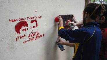 Distintas organizaciones y familiares de víctimas de la inseguridad participaron de la marcha de este martes. (Alan Monzón/Rosario3.com)