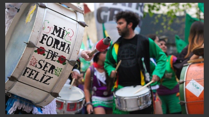Varias murgas de la ciudad estuvieron apoyando la causa. (Alan Monzón/Rosario3.com)
