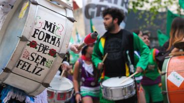 Varias murgas de la ciudad estuvieron apoyando la causa. (Alan Monzón/Rosario3.com)