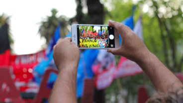 Uno de los tantos celulares que registraron el andar de la movilización. (Alan Monzón/Rosario3.com)