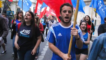 Diferentes jóvenes de distintas organizaciones participaron de la convocatoria. (Alan Monzón/Rosario3.com)
