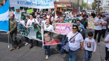 Decenas de personas dieron dos vueltas por el palacio de justicia, ritual que hacen los primeros miércoles de cada mes. (Rosario3.com)