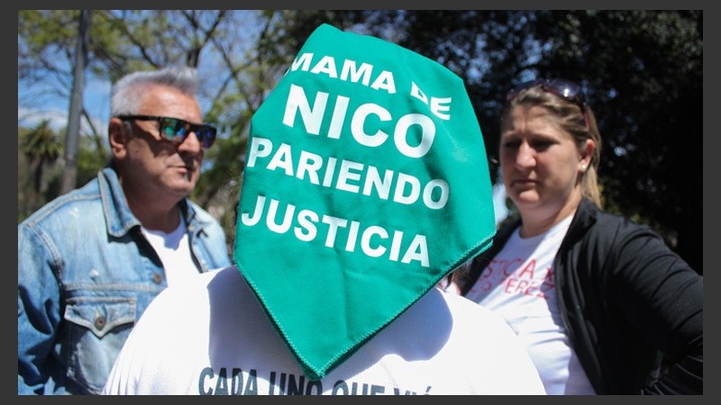 Una madre pidiendo justicia por su hijo. Los familiares repetirán la marcha los primer miércoles de cada mes. (Rosario3.com)