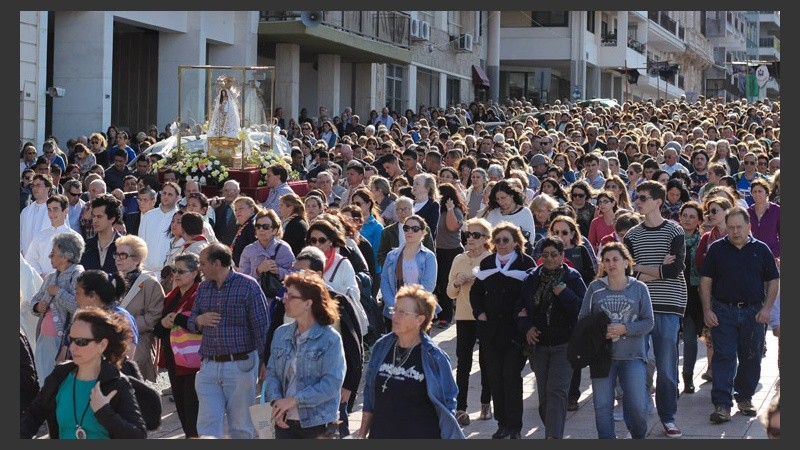 Cientos de fieles participaron de la procesión por el Día de la Virgen de Rosario. (Alan Monzón/Rosario3.com)