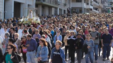 Cientos de fieles participaron de la procesión por el Día de la Virgen de Rosario. (Alan Monzón/Rosario3.com)