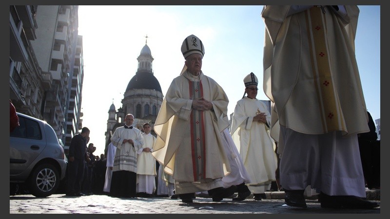 Decenas de eclesiástico acompañaron el recorrido de la procesión que terminó en una plaza a metros del Monumento. (Alan Monzón/Rosario3.com)