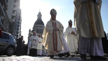 Decenas de eclesiástico acompañaron el recorrido de la procesión que terminó en una plaza a metros del Monumento. (Alan Monzón/Rosario3.com)