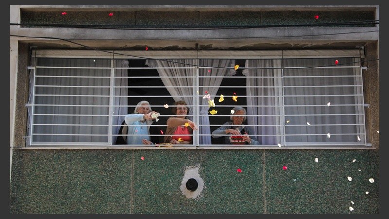 Varias señoras arrojan pétalos de rosas a la Virgen. (Alan Monzón/Rosario3.com)