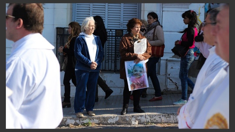 La procesión estuvo acompañada por cientos de creyentes que fueron a pedir y agradecer. (Alan Monzón/Rosario3.com)