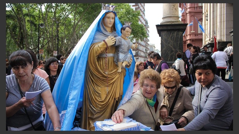 Más temprano los fieles se juntaron frente a la Catedral para realizar diversas actividades. (Alan Monzón/Rosario3.com)