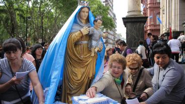 Más temprano los fieles se juntaron frente a la Catedral para realizar diversas actividades. (Alan Monzón/Rosario3.com)