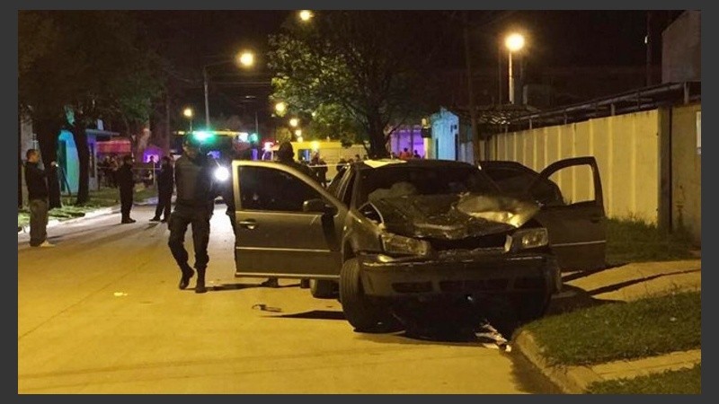 Imágenes del auto tras el impacto contra la moto.