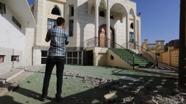 Un miliciano hutí inspecciona el lugar tras el atentado suicida perpetrado contra una mezquita en Saná. (EFE)
