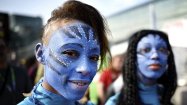 Dos jóvenes se fueron con el look de la película Avatar. (EFE)
