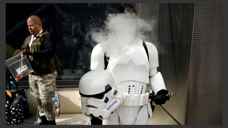 un Stormtroopers de Star War con un toque de originalidad. (EFE)