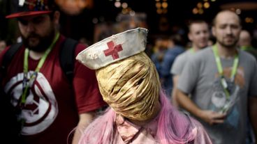 ¡Qué miedo! Una asistente posa disfrazada de un personaje de "Silent Hill". (EFE)