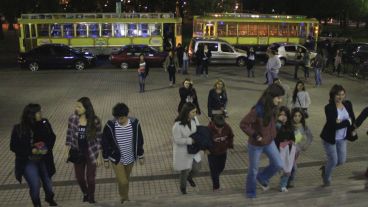 Se pusieron a disposición dos colectivos "tranvías" para que la gente pueda hacer la recorrida. (Rosario3.com)