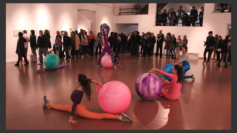 Un grupo de chicas bailó en el hall del museo contemporáneo al ingresar los visitantes. (Rosario3.com)