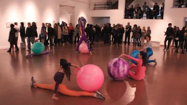 Un grupo de chicas bailó en el hall del museo contemporáneo al ingresar los visitantes. (Rosario3.com)