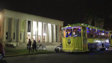 Uno de los "tranvías" y el Museo Histórico de fondo en el Parque Independencia. (Rosario3.com)
