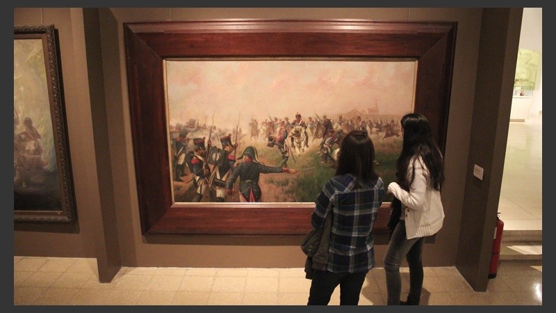 Dos chicas disfrutan de la pintura en el Museo Histórico. (Rosario3.com)