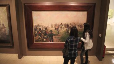 Dos chicas disfrutan de la pintura en el Museo Histórico. (Rosario3.com)