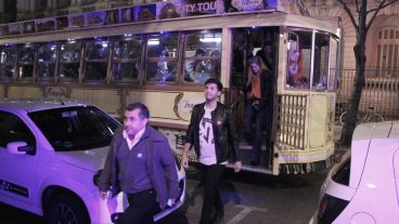 El recorrido con los "tranvías" fue gratis y alrededor de 80 personas viajaron en ellos. (Rosario3.com)