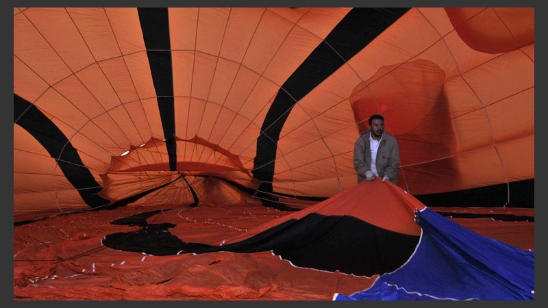 Vista del interior de un globo durante su inflado. (EFE)