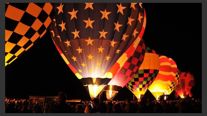 Por la noche, el tradicional juego de luces en uno de los festivales de globos más grandes del mundo. (EFE)