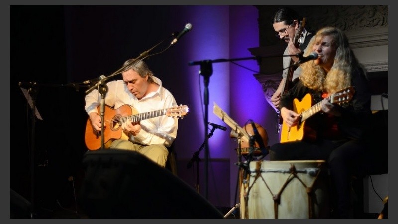 El trío está integrado por Daniel Filas, en guitarra y voz; Beatriz Pizarro, en voz, guitarra y percusión; y Javier Funes, en bajo y percusión.