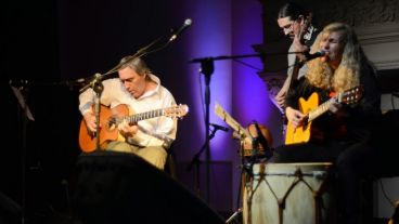 El trío está integrado por Daniel Filas, en guitarra y voz; Beatriz Pizarro, en voz, guitarra y percusión; y Javier Funes, en bajo y percusión.