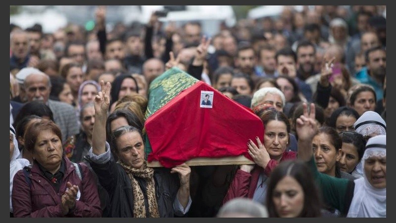 Una nota del partido HDP, el cuarto del Parlamento, especifica que ya se han identificado 120 cadáveres y faltan 8 por determinar.