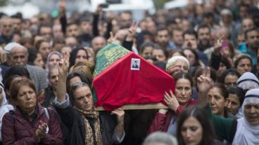 Una nota del partido HDP, el cuarto del Parlamento, especifica que ya se han identificado 120 cadáveres y faltan 8 por determinar.