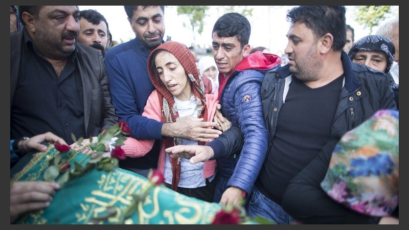 Dolor en el funeral de las víctimas por el atentado en Turquía que dejó al menos 95 muertos. (EFE)