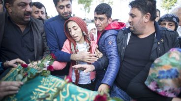Dolor en el funeral de las víctimas por el atentado en Turquía que dejó al menos 95 muertos. (EFE)