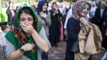 Dos explosiones en la ciudad capital de Ankara terminó con la vida de casi un centenar de personas. (EFE)