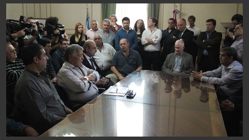 Berni, Henn, Lamberto y los dirigentes gremiales en Gobernación. 
