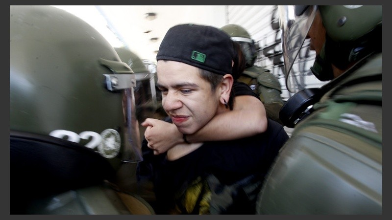 Enfrentamientos entre la policía antidisturbios y estudiantes en Santiago de Chile. (EFE)